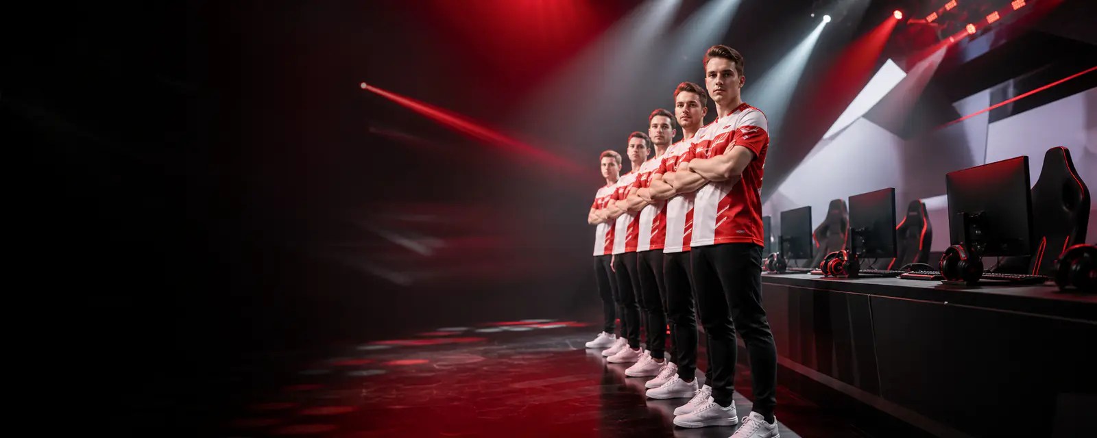 Erwachsene E-Sport-Spieler auf einer österreichischen Bühne
